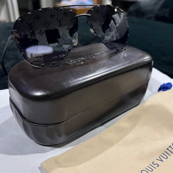 Authentic Louis Vuitton Monogram Aviator Sunnies - Picture 1 of 12